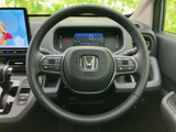 手元にスイッチがまとまり、運転姿勢を大きく変えずに各種機能を扱いやすい配置です。メーターの視認を妨げにくく、日々の運転で使う際にも自然に確認できます。