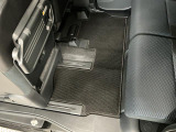 しっかりと汚れ、砂ぼこりを落とし足元まで清潔な車内空間を作り上げております♪
