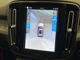 【360&deg;ビューカメラ】4台の高解像度カメラで360度の鳥瞰図を表示。隣の車や壁、死角にある障害物などを画面で確認できるため、狭いスペースでの駐車・出入りも安心です。