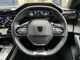 楕円形の小径ステアリングホイールは操作性も良く、駐車時の切り返しでも動きが少なくなります
