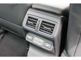 運転席と助手席の間のコンソールボックス後方に後席用にUSB電源&times;2とシートヒータースイッチ、エアコン吹き出し口があります、後席の同乗者のかたもロングドライブ時でもより快適にお過ごしいただけると思います