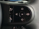 MINIの運転席操作部は、中央に構えるディスプレイが最大の特徴です。航空機を思わせるトグルスイッチなど、直感的で遊び心のあるメカニカルな操作感が、ゴーカートのような走りの高揚感を高めます。