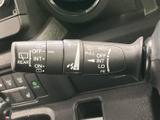 雨天時でもクリアな視界を確保。ワイパーの操作は簡単で、運転に集中できます。快適なドライビングをサポートします。