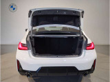【トランクルーム】十分な容量を確保したトランクルーム。環境へ配慮したスペアタイヤ非搭載のBMW。その分、トランクスペースを有効活用できる様にしてあります。