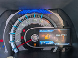 走行に必要な情報をシンプルに伝えるメーターパネル。運転中も直感的に状況を把握できます。