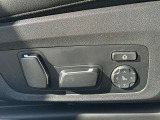 運転席メモリー付きフロント電動シート装備。