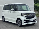 狭い駐車場でも、スライドドアならチャイルドシートへのお子さまの乗降や荷物の積載もスムーズ。とても便利な【助手席側。電動スライドドア】ドアハンドを少し引くだけでリアドアが自動開閉します。