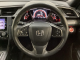 ハンドルにHondaセンシング系のクルーズコントロールやレーンキープアシストなどのスイッチと、オーディオの操作スイッチが装備されています。ハンドルから手を離さず安全に操作できます。