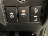 Hondaセンシング用の、VSA(ABS+TCS+横滑り抑制)解除と路外逸脱抑制機能のオンオフスイッチなどはハンドルの右側に装備しています。