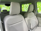 後席側からも窓越しに外の様子を確認しやすく、明るさを感じる車内です。シートにはヘッドレストが備わり、同乗者がくつろぎやすい雰囲気にまとまっています。