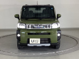 最新のLEDヘッドライトで、より明るく遠くまで照らします!フロントバンパーにはLEDフォグライトが装着されています。