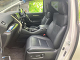 前席は座面と背もたれにゆとりがあり、前方を見渡しやすい運転席まわりです。落ち着いた色合いでまとめられ、助手席の方にもくつろいでお過ごしいただける室内です。