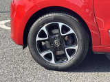 高級感引き立てるアルミ装着車。お洒落は足元からですね!