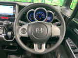 インテリアに合わせたデザインのステアリングは、運転される方のことも考え、運転しやすい形状、大きさです。是非一度、実際に触ってお確かめください。
