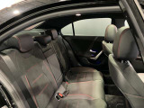 この後席に座る方のための車両です。非常時には、電動対面シートを使用いたします。