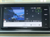 テレビ番組を画面で楽しめる装備です。停車中の休憩時間などに映像を視聴でき、画面上からチャンネルを確認しやすい表示も備えています。お出かけ先での待ち時間も快適に過ごせます。