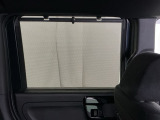 ロールサンシェイドは、太陽光を防ぐので冷房の効きを良くする効果もあるんです。エアコンを控えめにすれば燃費向上も期待できます