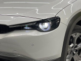 【LEDヘッドライト】悪天候や夜間走行時も良好な視界を確保し安心して運転できる高輝度LEDヘッドライトを装備!点灯速度が早く、消費電力も抑えられています。