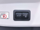 パワーバックドアです。荷物を持っていても、ボタンを押すだけで簡単に開閉ができます。