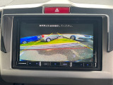バック駐車が苦手な方や、初めてのお車で不安な方でも後方をナビ画面に映してくれるので、ラクラク停められます。