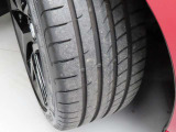 タイヤサイズは「235/40R18」になります。タイヤの溝は約5mm残っています。