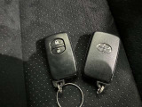 スマートキーをポケットやバッグに携帯していれば、キーを取り出すことなくドアハンドルを握り解錠、ドアハンドルのセンサーに触れるだけで施錠できます。