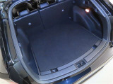 後席使用時でも、十分な荷室空間を確保しております。