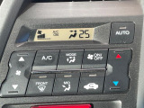 【オートエアコン】一度お好みの温度に設定すれば、車内の温度を検知し風量や温度を自動で調整。暑い&hellip;寒い&hellip;と何度もスイッチ操作をする必要はありません。快適な車内空間には必須の機能ですね♪