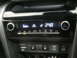 希望する温度を一度設定するだけで、車内の温度センサーや日射センサーが状況を感知し、【温度】【風量】【吹き出し口の切替】を自動的にコントロールしてくれるオートエアコン機能付きです♪