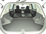ラゲージに入りきらない長い荷物も分割リヤシートの片側を倒せば大丈夫。両方倒せば、もっと大きな荷物も積めます。便利な機能ですね!