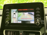 後方の映像に加えて車両周囲の状況も画面で確認でき、駐車時の安全確認をサポートします。ガイド線も表示されるため、周囲を直接確認しながら車庫入れを行う際に便利です。