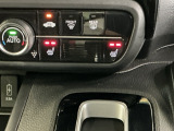 運転席/助手席シートヒーターで寒い日もすぐに温かくなり快適に過ごせます。2段階の温度調整が可能です