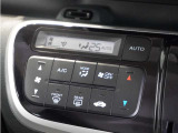 【フルオートエアコン】温度を設定すれば自動で快適な車内温度を保ちます。冬場や雨天時の窓の曇り取りにも使えます。