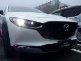 【アダプティブLEDヘッドライト】夜間走行時に先行車や対向車の状況をクルマが判断。ヘッドランプの照射範囲や明るさを自動的に変化させます。
