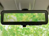 ルームミラーと一体になったモニターで、後方の映像を画面上で確認できます。停車時には画面表示を活用でき、乗車前後の確認や車内での映像視聴にも役立ちます。