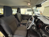 運転席は大きな座面と包み込むような背もたれが身体全体を支えます。上質なシートを採用し長時間の運転やコーナーの多い道も快適です。座ったときの頭上スペースも余裕たっぷりでロングドライブも楽チンです♪