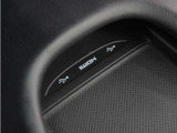 ◆USB接続端子◆スマホやiPodなどを接続して、いつもの音楽を車内でもお楽しみいただけます♪