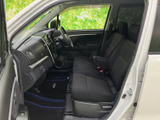 前席は運転席と助手席が並び、シート形状や座面の様子を確認できます。開口部が大きく乗り降りしやすいうえ、着座位置から前方を見渡しやすい室内空間です。