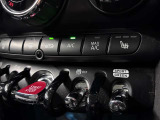 MINIの運転席操作部は、中央に構えるディスプレイが最大の特徴です。航空機を思わせるトグルスイッチなど、直感的で遊び心のあるメカニカルな操作感が、ゴーカートのような走りの高揚感を高めます。