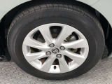 【純正アルミホイール】です!車両デザインに合わせてホイールをデザインしているため、見た目にもカッコイイアルミホイール♪洗車もラクチンで錆びません。
