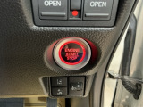 【ENGINE START/STOP】スマートキーをポケットやバッグに入れたままで、キーを差し込むことなくボタンを押すだけでエンジンが始動します。