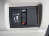 ◆片側電動スライドドア◆狭い駐車場でも乗り降りが楽々♪お子様が隣の車にドアを当ててしまう心配もございません!小さなお子様連れの方もこれで安心。