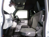 運転席と助手席がつながった構造なので、狭い駐車場でも助手席側からスムーズに降りれます♪