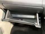 【グローブボックス】容器がせり出してくるバケットタイプ!一目で中身を把握でき、取り出しやすさにも優れます!