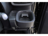 ハンドルの右側にドリンクホルダーがございます!手に取りやすい位置にありますので運転中の水分補給もラクラクです♪