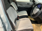 運転席は、大きな座面と包み込むような背もたれがドライバーの身体全体をしっかり支えます。上質なシート素材と座り心地のよいクッションを採用し、長時間の運転やコーナーの多い道も快適です。