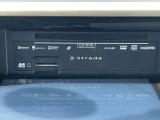 ナビのモニターパネルを開けるとご覧のようになります。CD/DVD再生・Bluetooth・音楽録音が可能です。