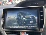 大きな画面でナビやオーディオの情報を確認しやすく、目的地設定や音源選択も画面を見ながら行えます。画面周辺には操作ボタンも配置され、日常のお出かけで必要な機能へアクセスしやすいレイアウトです。