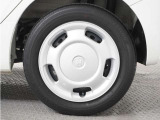 ◆純正ホイール装着車◆シンプルなデザインのホイールキャップ付きです。