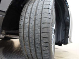 タイヤサイズはフロント235/40R19 リヤ265/35R19となっております☆